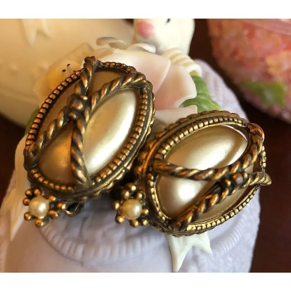 REGAL - 🎉HPx2 🎉 Vintage Regal Gothic-Style Oval Faux Pearl Chunky Clip-Ons
